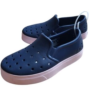 People size 8 kid's navy blue washable‎ water shoes
